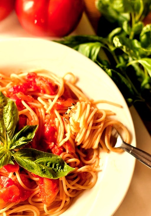 Spaghetti with Tomato Sauce & Fresh Basil