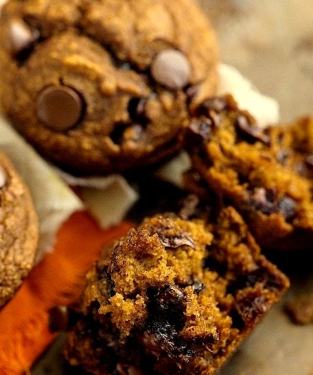 Skinny & healthy pumpkin chocolate chip muffins
